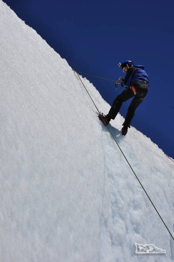 Descendo de rapel uma parede de gelo no glaciar Viedma, no Parque Nacional Los Glaciares, região de El Chaltén, no sul da Argentina